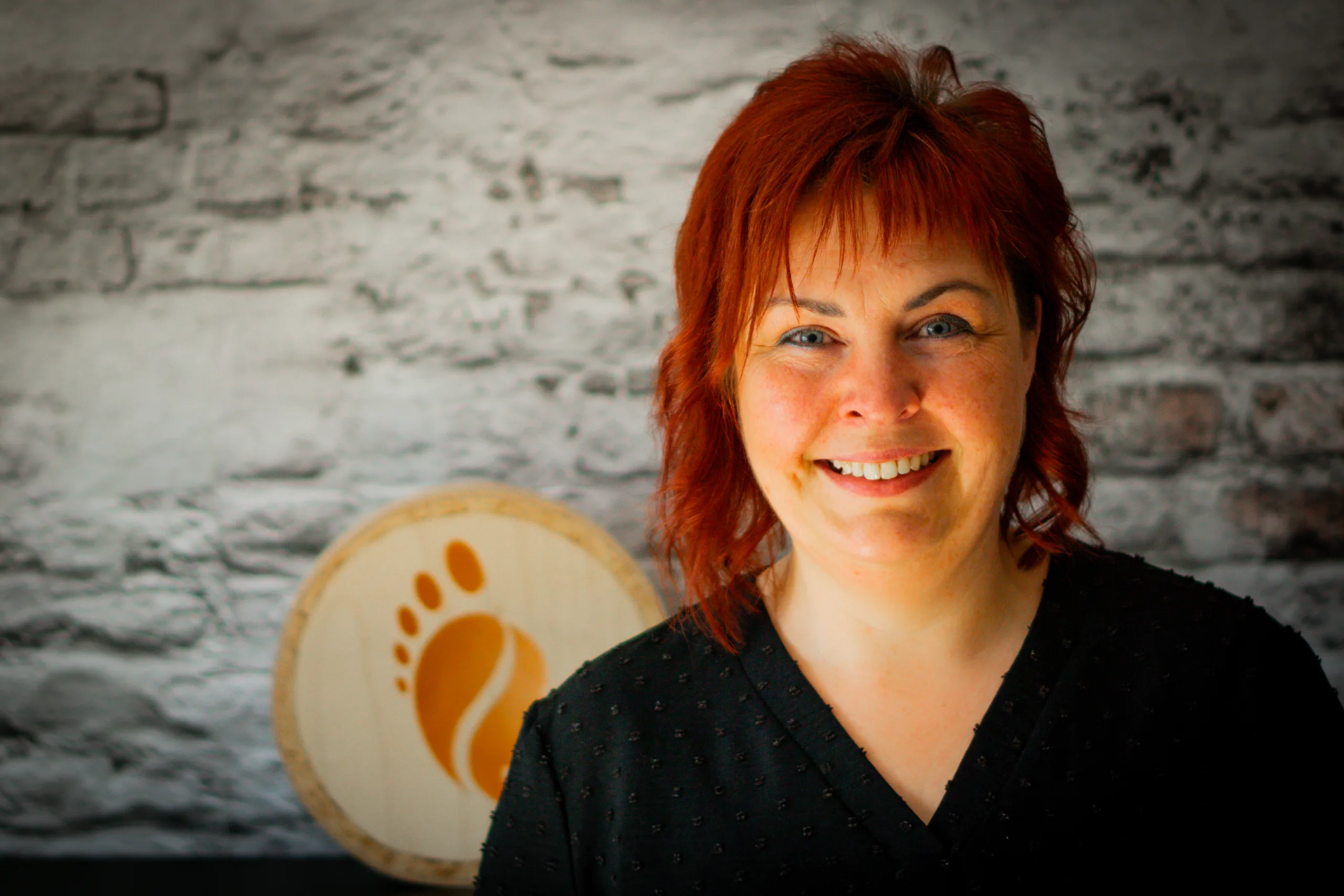 Zwei Frauen lächeln in ihrem Kosmetik- und Fußpflegesalon in Bad Dürrenberg in die Kamera (Portraitaufnahme).